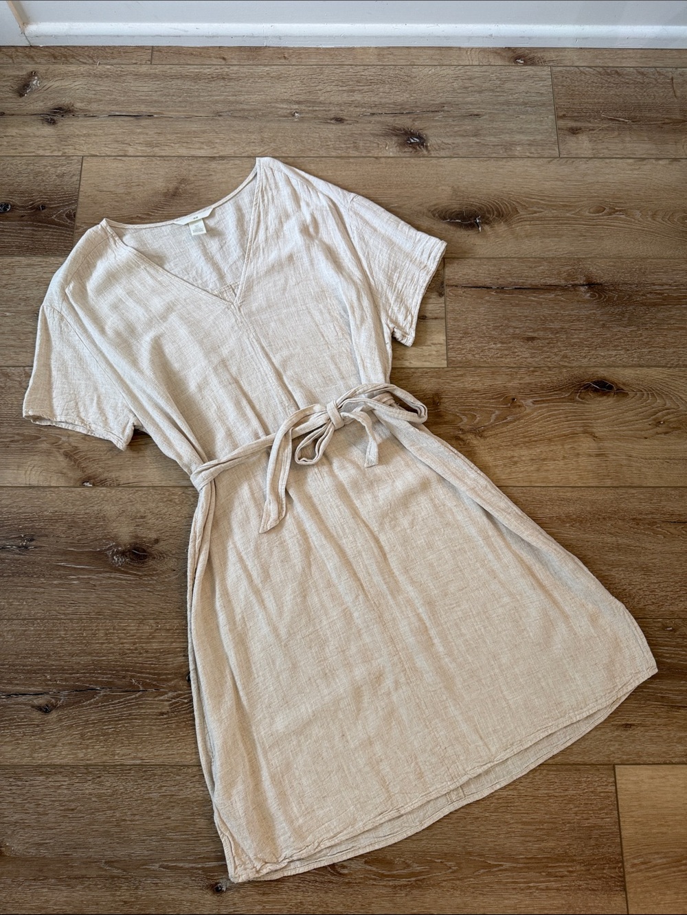 H&M Cream Short Sleeve V-Neck Belted Dress